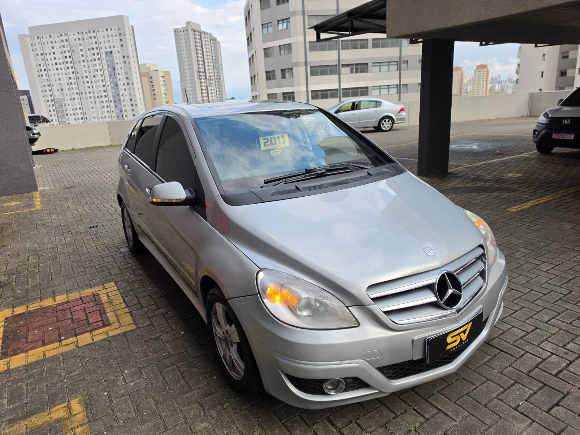 MERCEDES-BENZ B 180