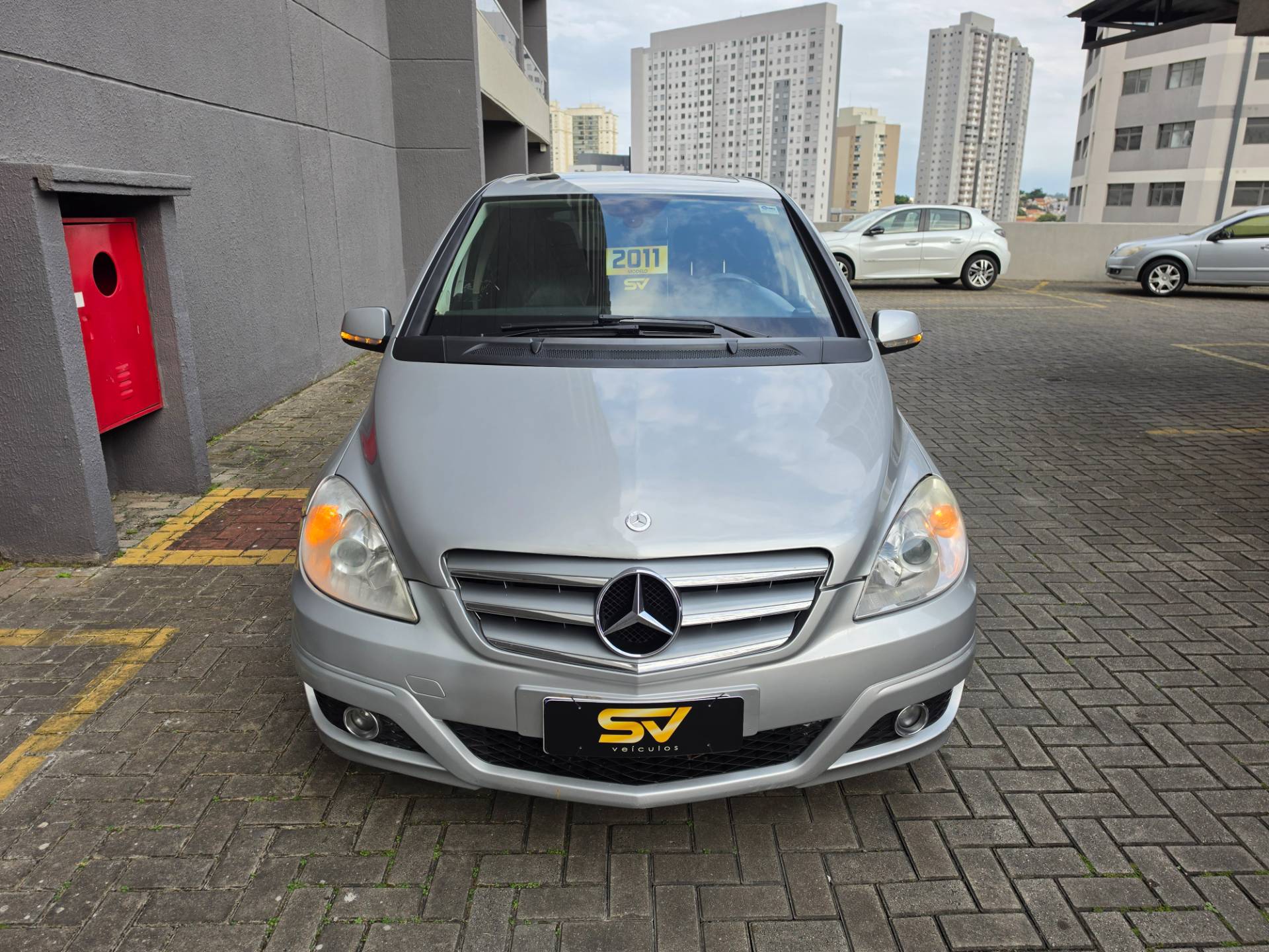 MERCEDES-BENZ B 180