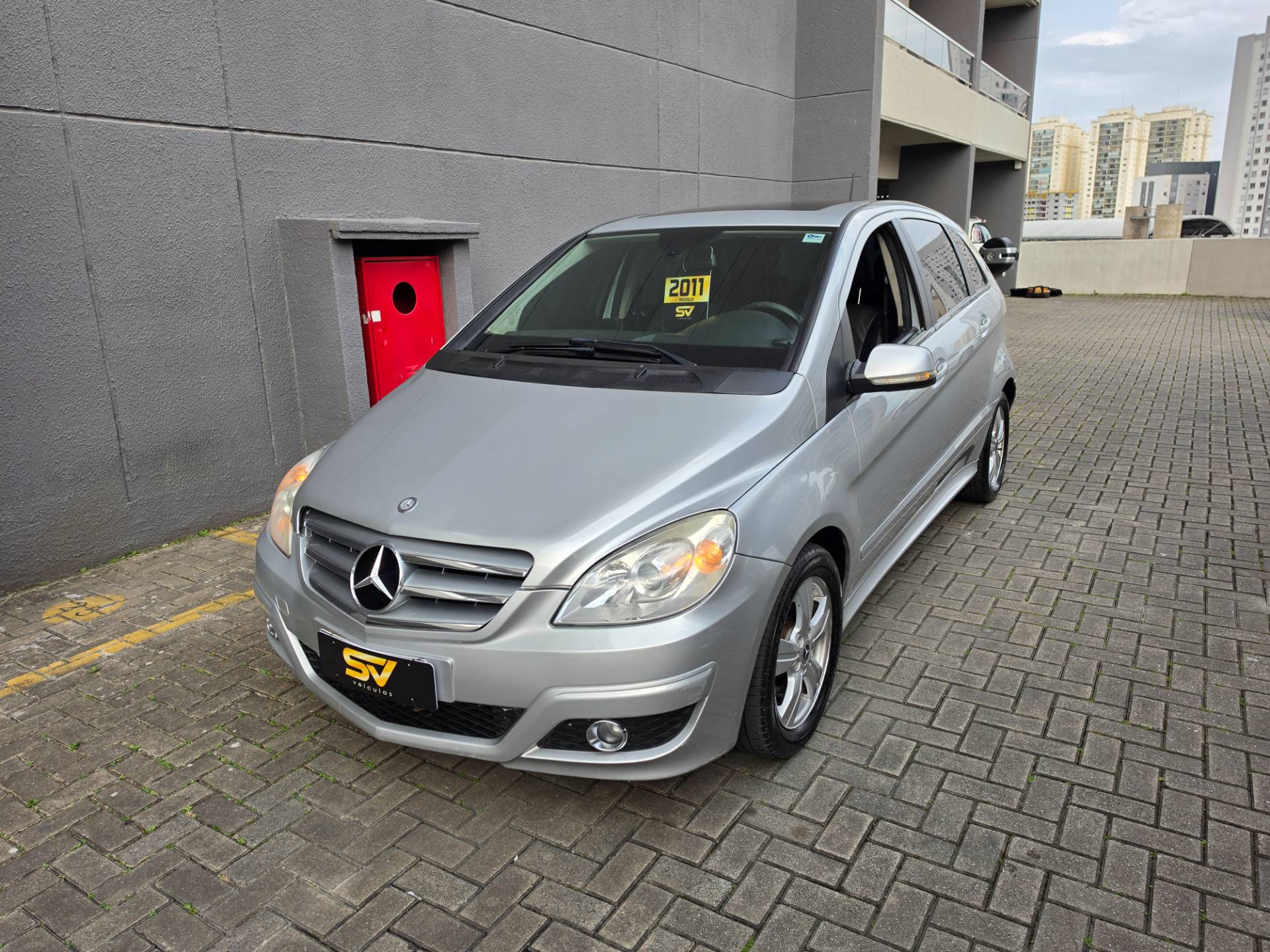 MERCEDES-BENZ B 180