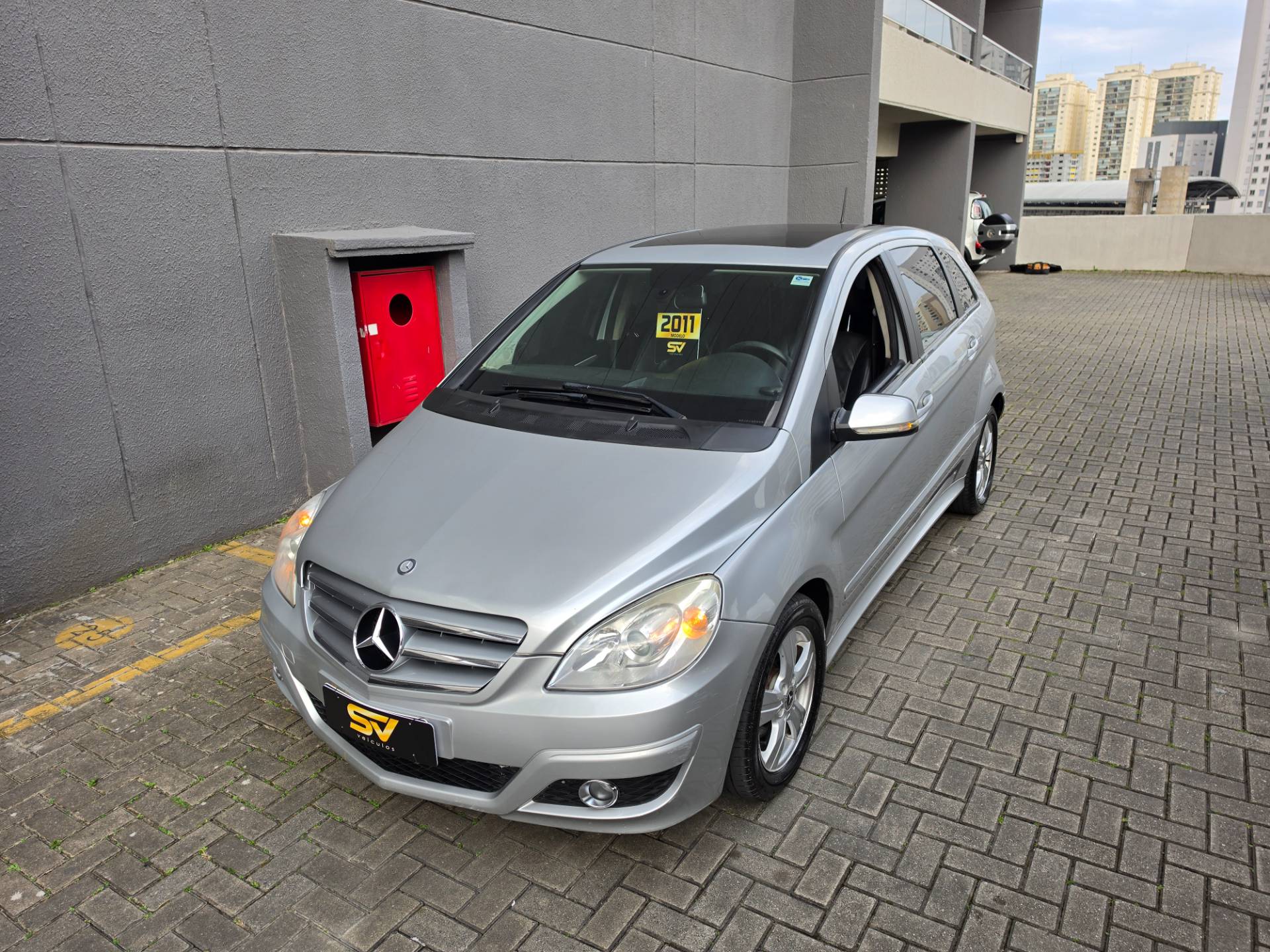 MERCEDES-BENZ B 180