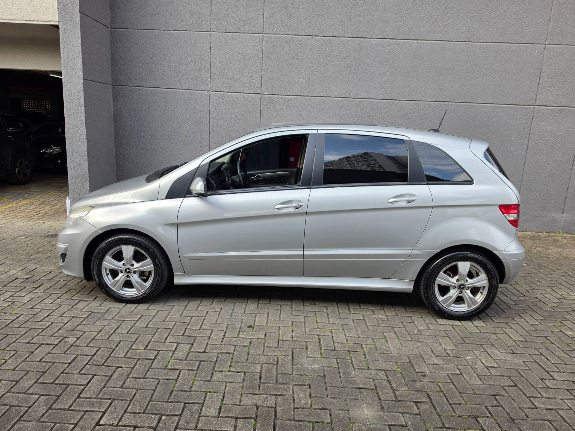 MERCEDES-BENZ B 180