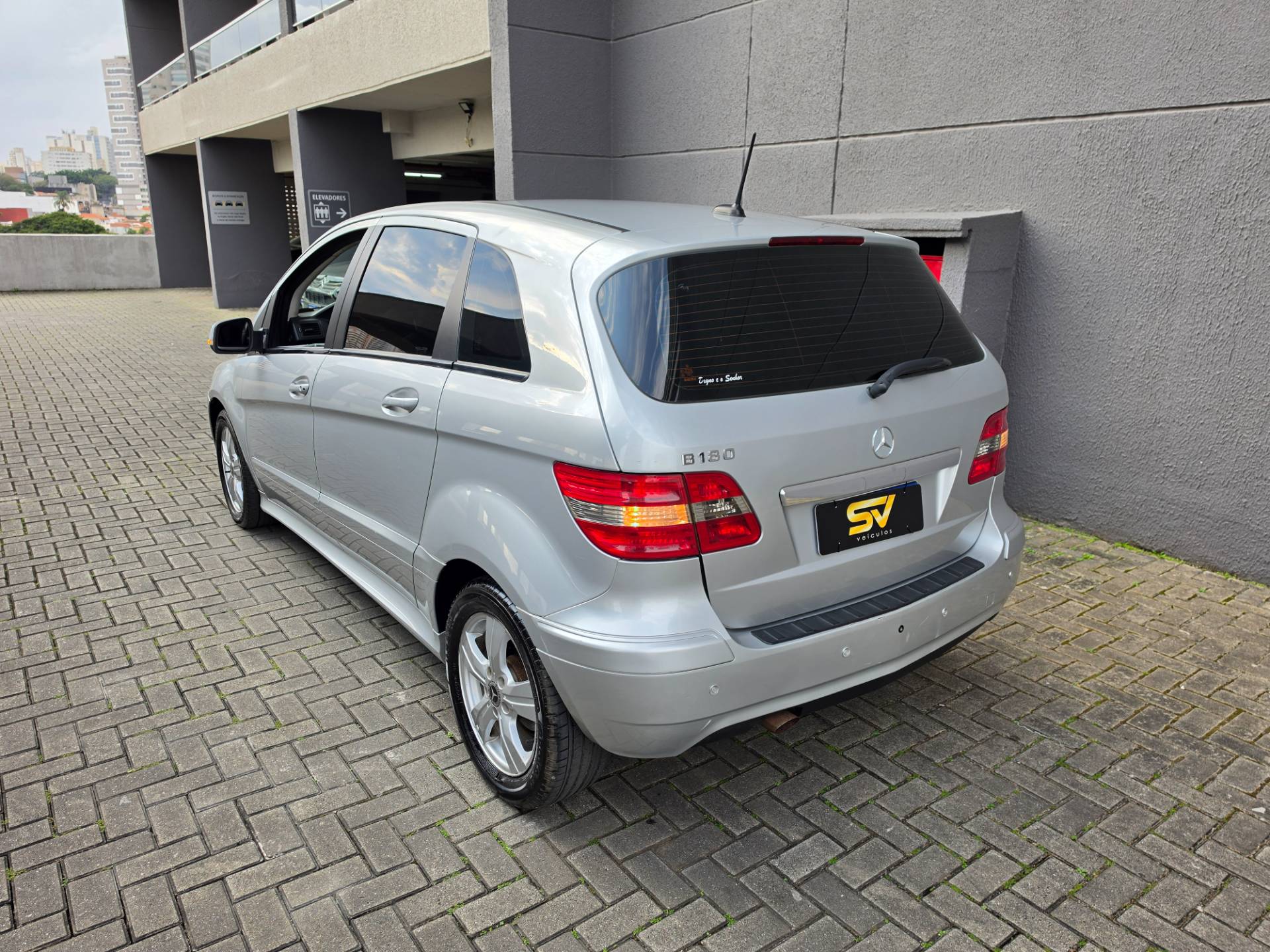 MERCEDES-BENZ B 180