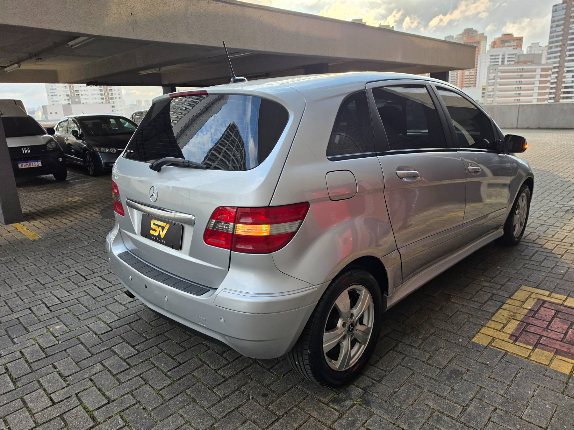 MERCEDES-BENZ B 180