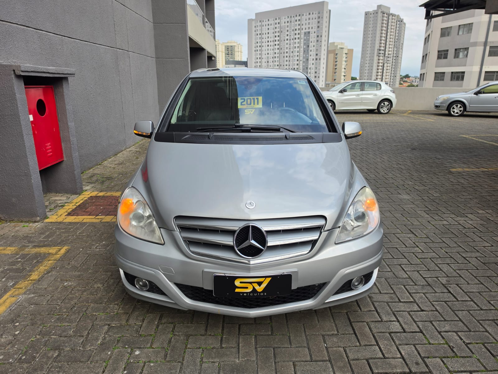 MERCEDES-BENZ B 180
