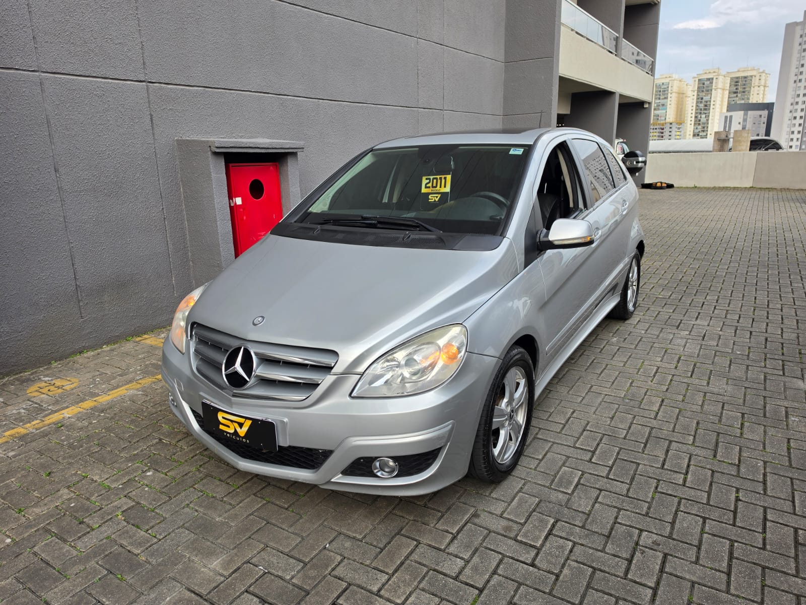 MERCEDES-BENZ B 180