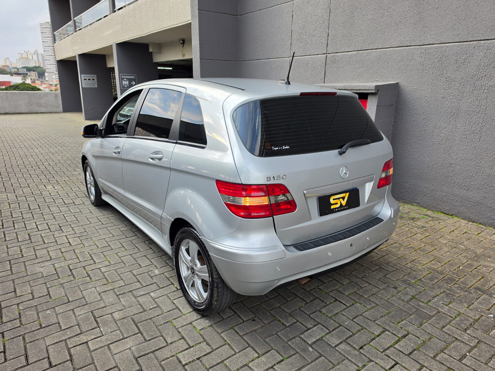 MERCEDES-BENZ B 180