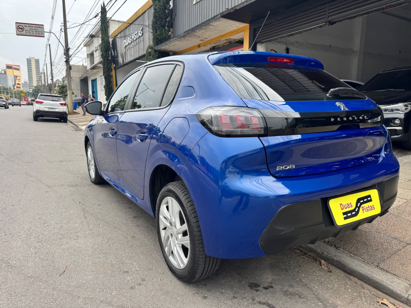 PEUGEOT 208