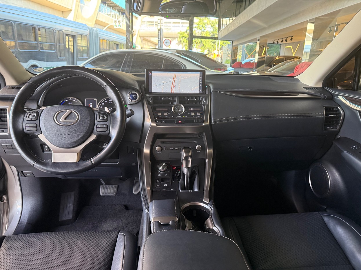 NX 300 2.0 16V VVT-i TURBO LUXURY 6A/T AWD
