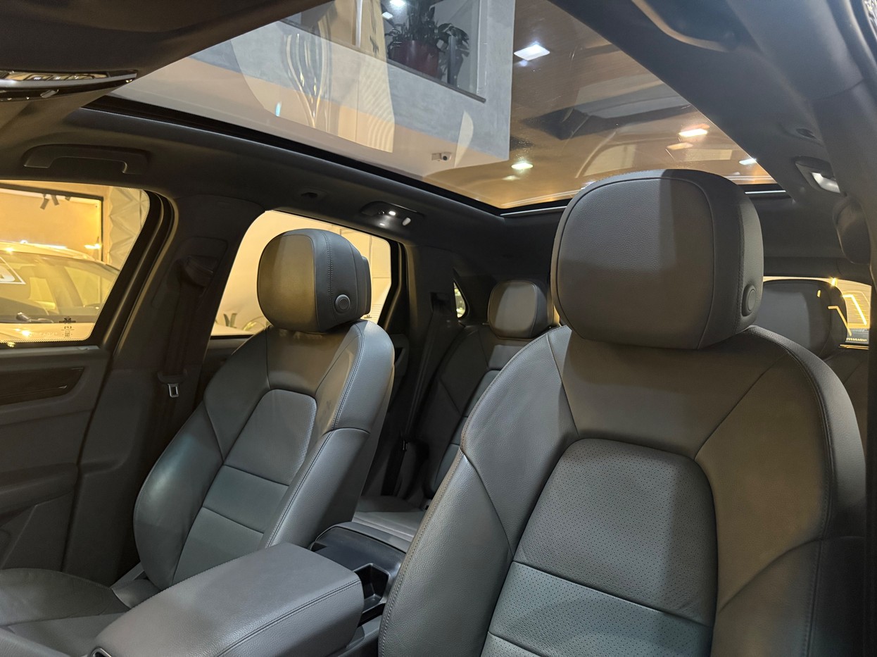 Car Image 9