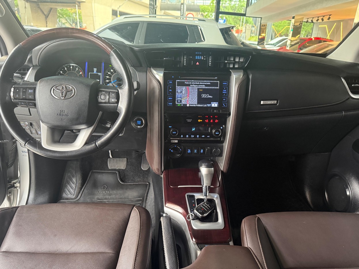 HILUX SW4 4.0 SRX 4X4 7 LUGARES V6 24V