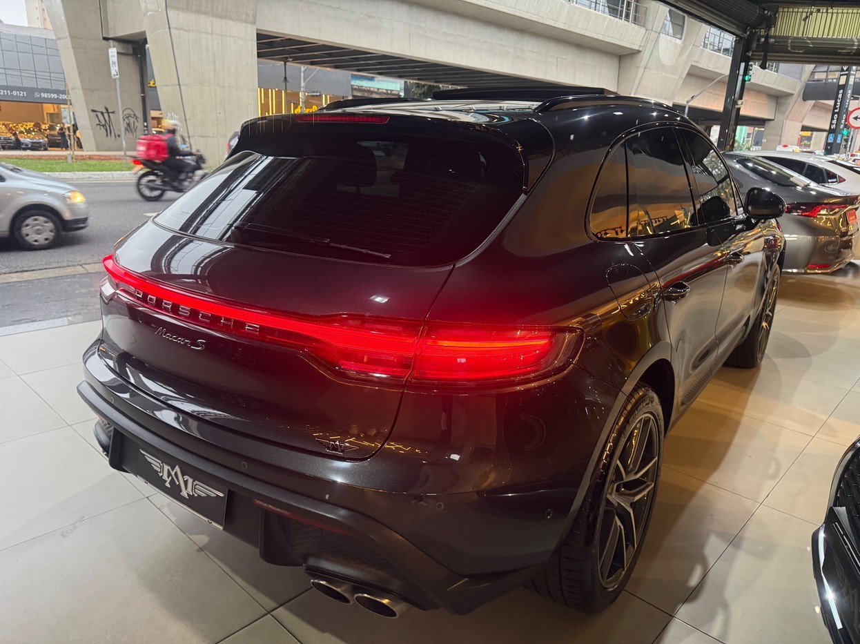 PORSCHE MACAN