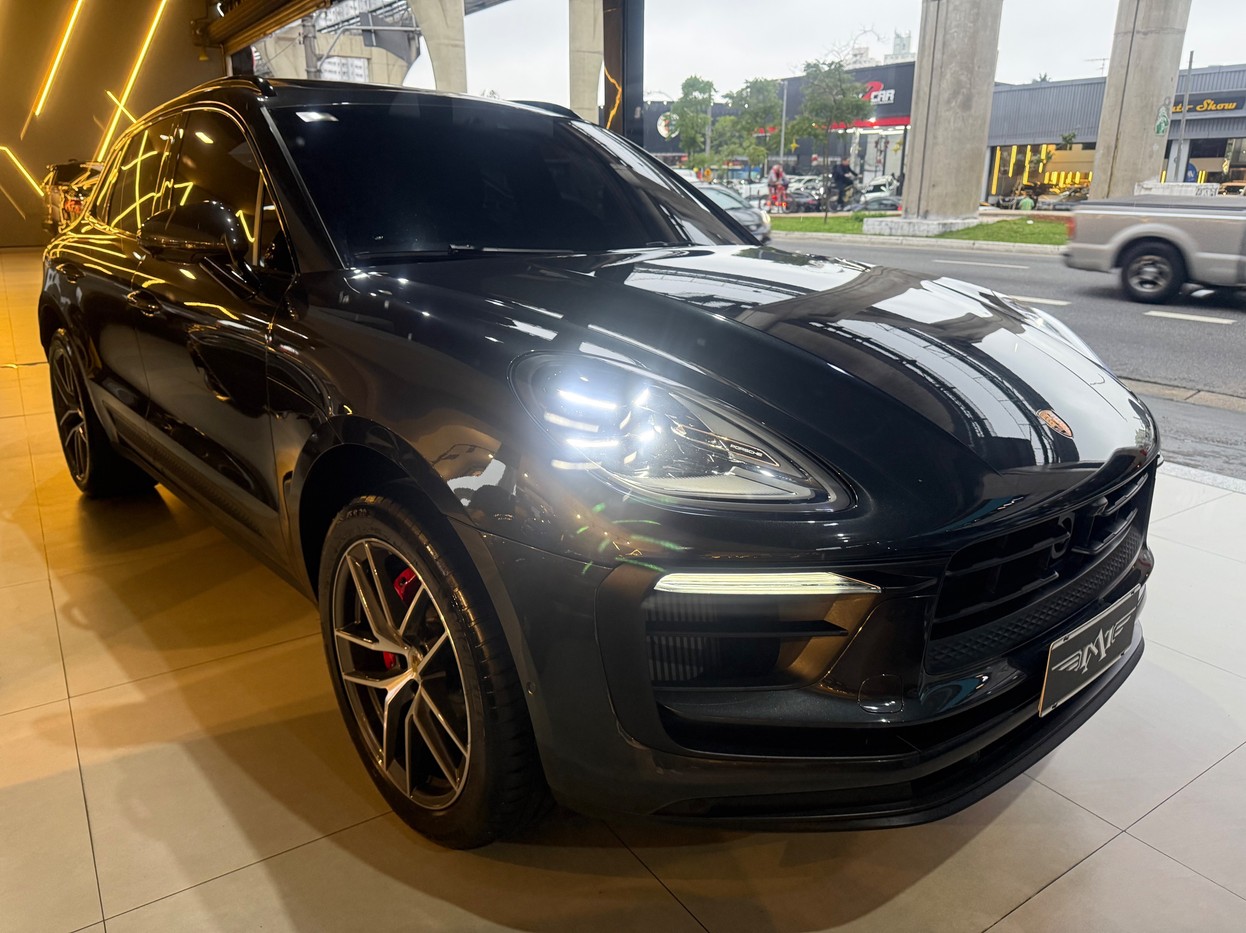 PORSCHE MACAN