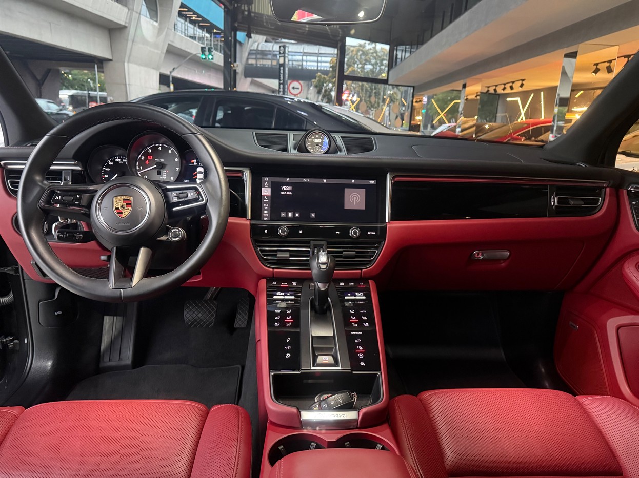 PORSCHE MACAN