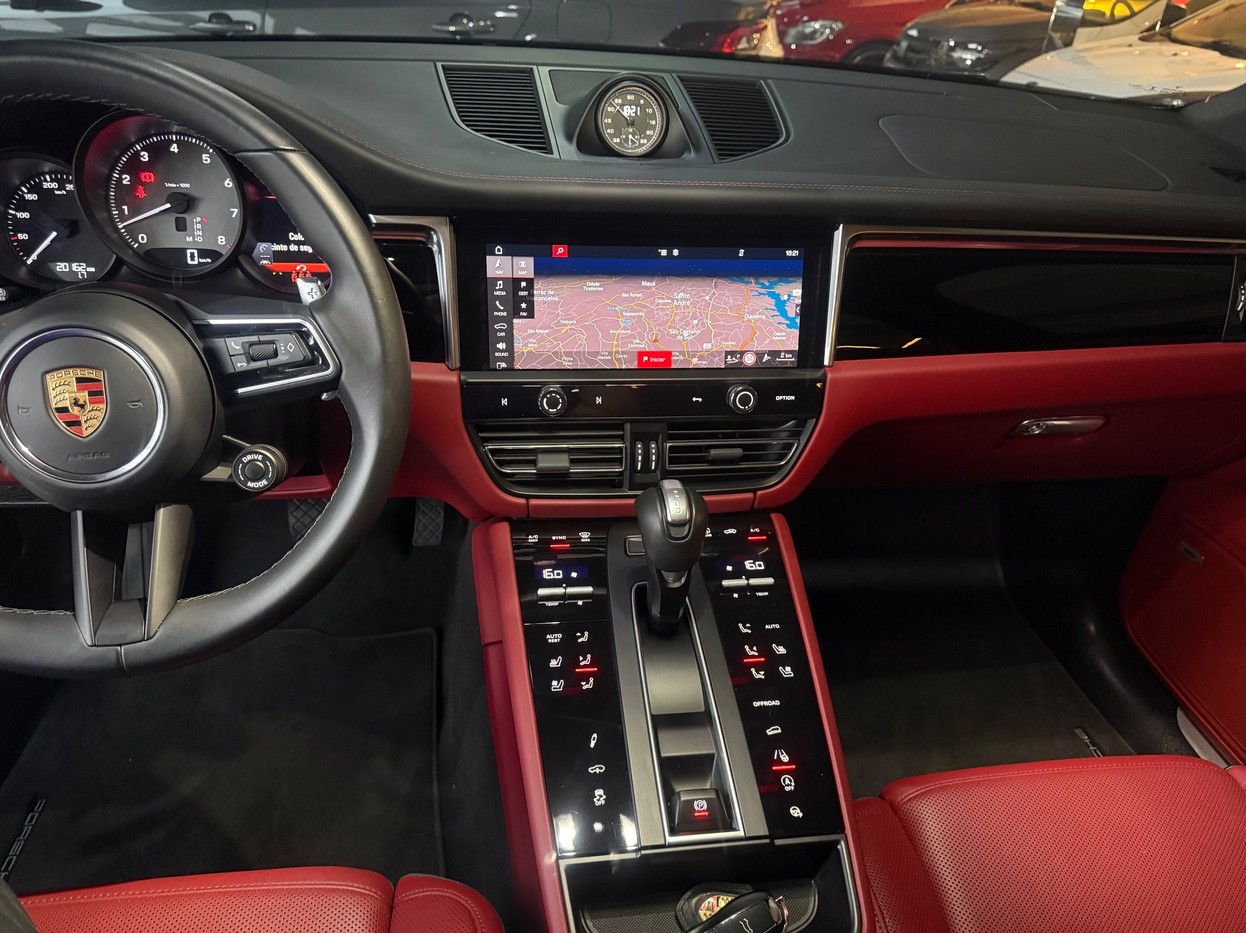 PORSCHE MACAN