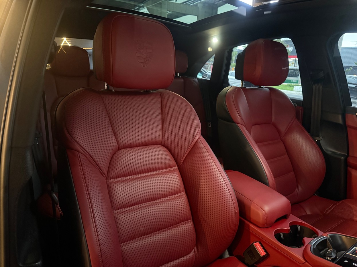 PORSCHE MACAN