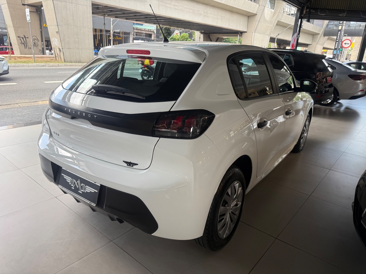 PEUGEOT 208