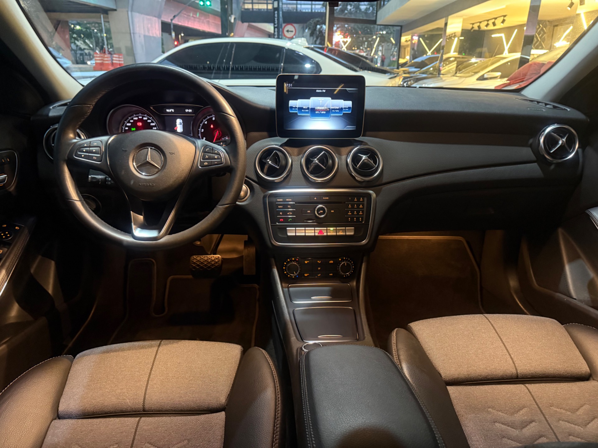 MERCEDES-BENZ GLA 200