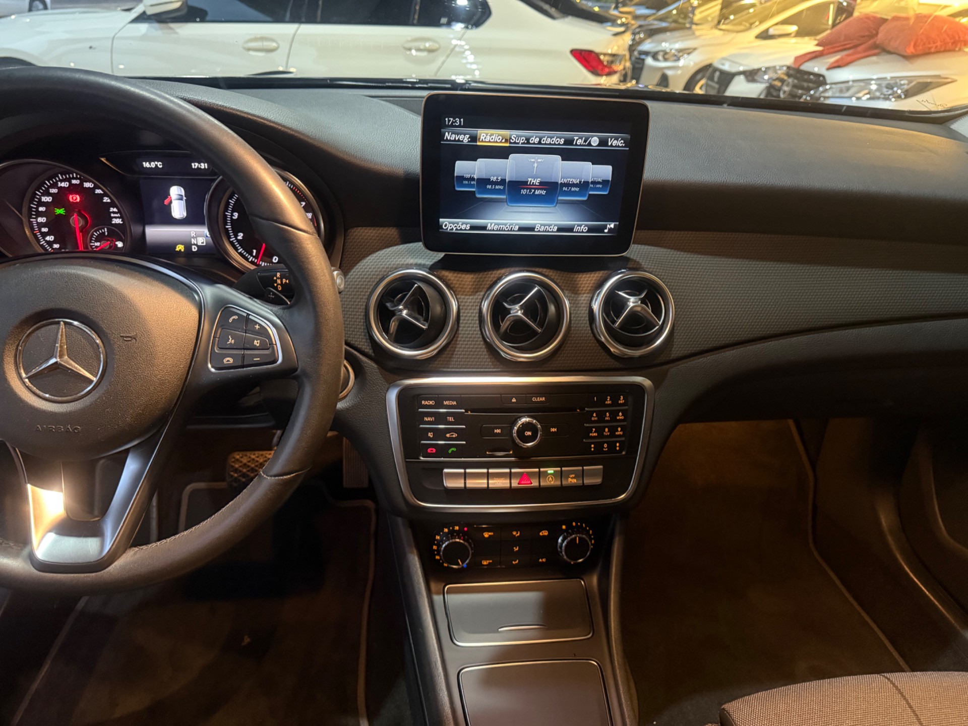 MERCEDES-BENZ GLA 200