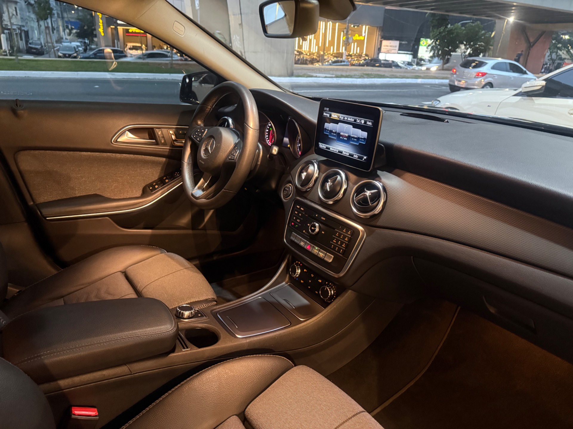 MERCEDES-BENZ GLA 200