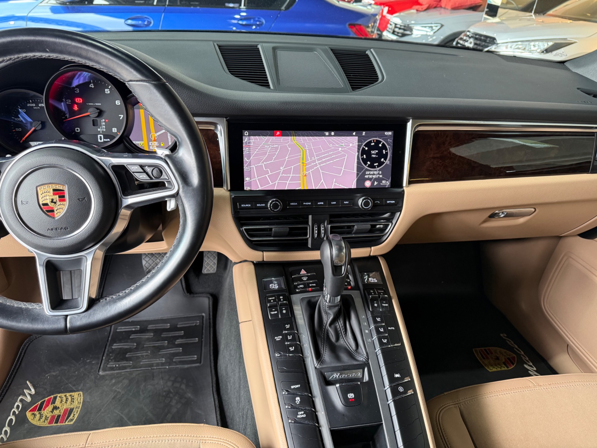 PORSCHE MACAN