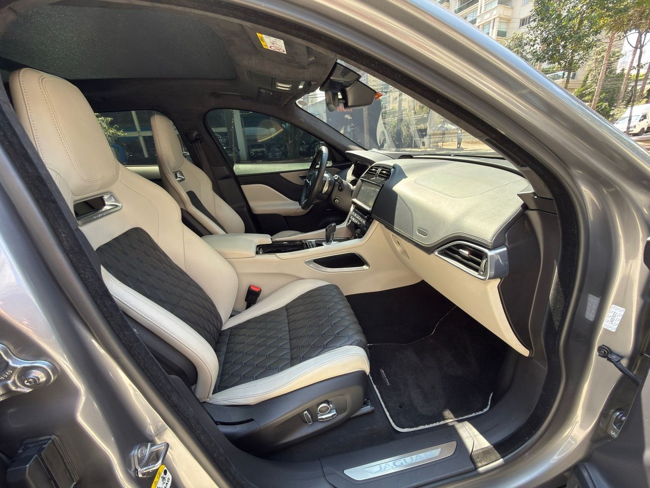 JAGUAR F-PACE 5.0 V8 SUPERCHARGED SVR AWD