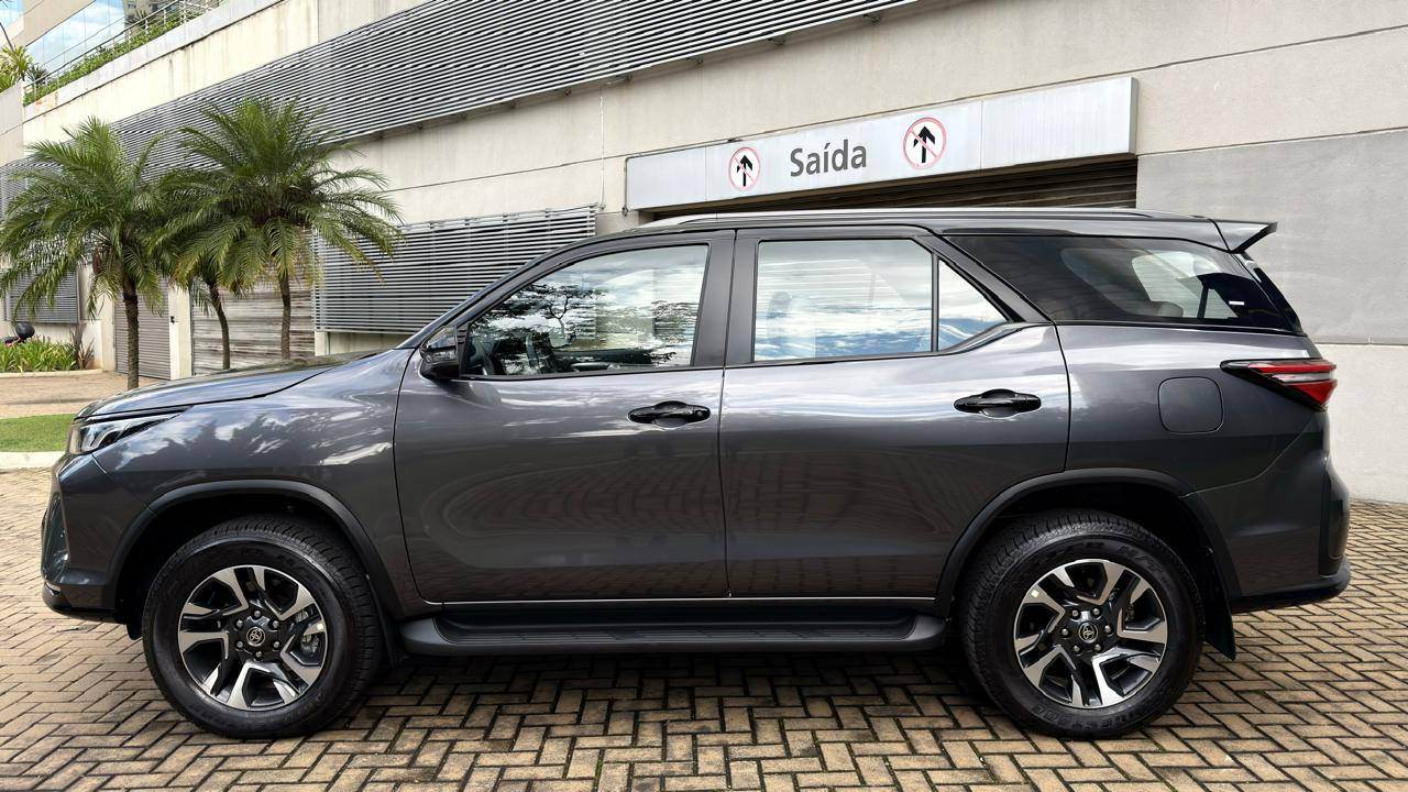 TOYOTA HILUX SW4