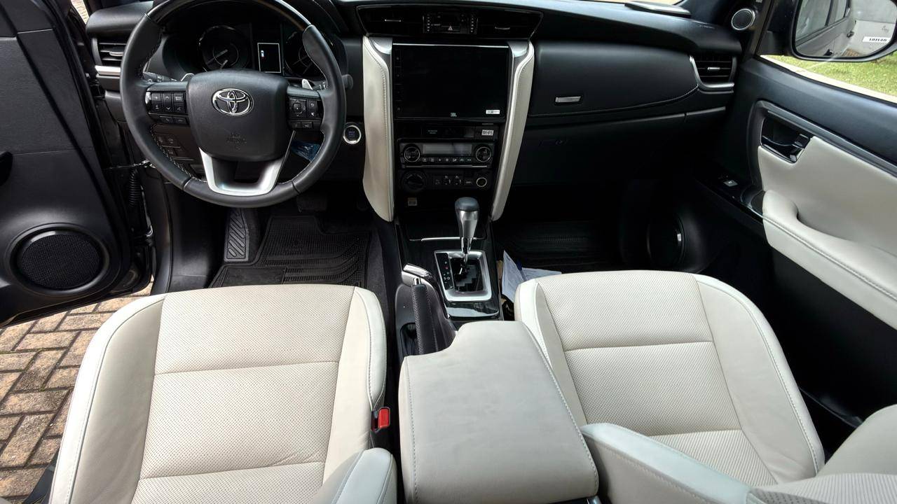 TOYOTA HILUX SW4