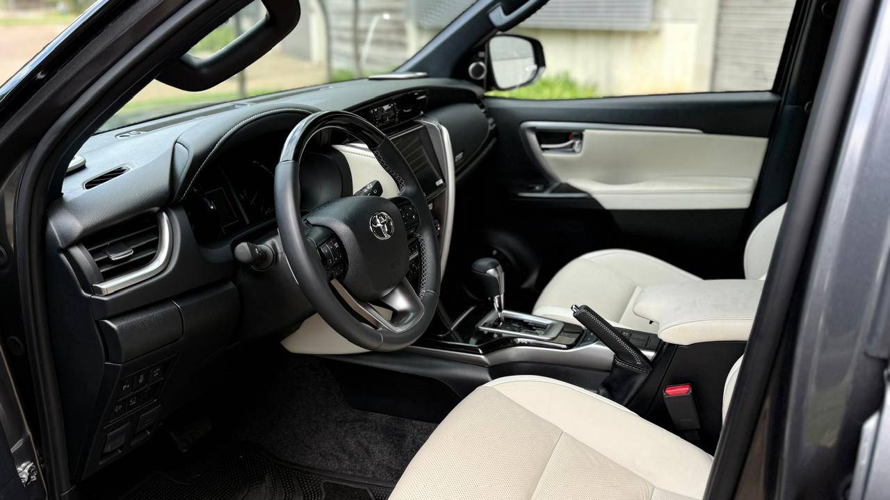 TOYOTA HILUX SW4
