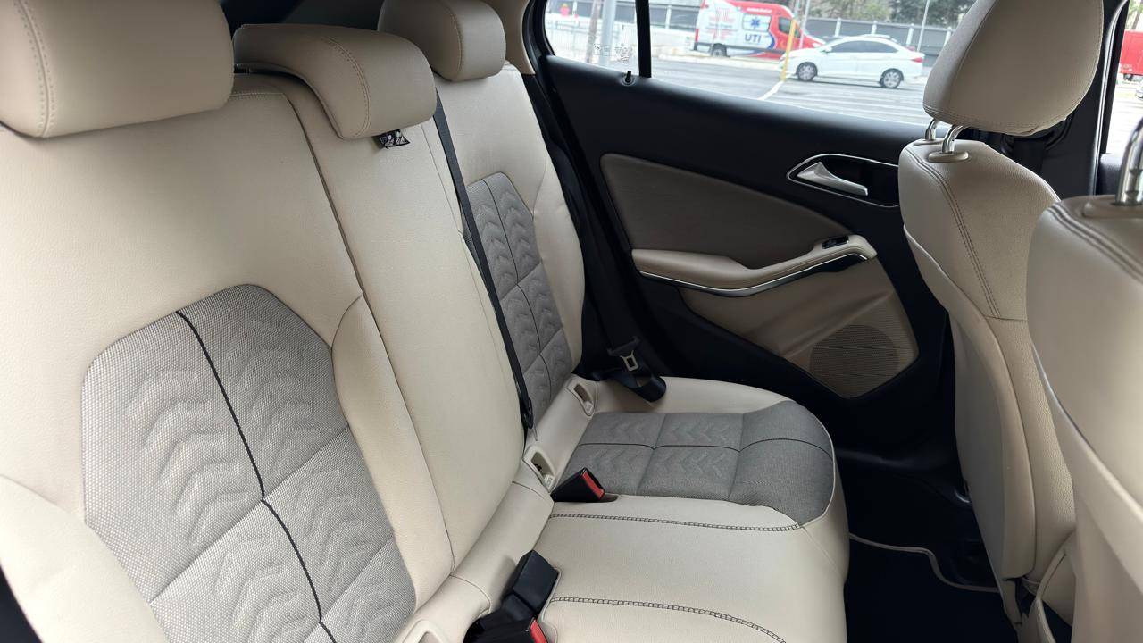 MERCEDES-BENZ GLA 200