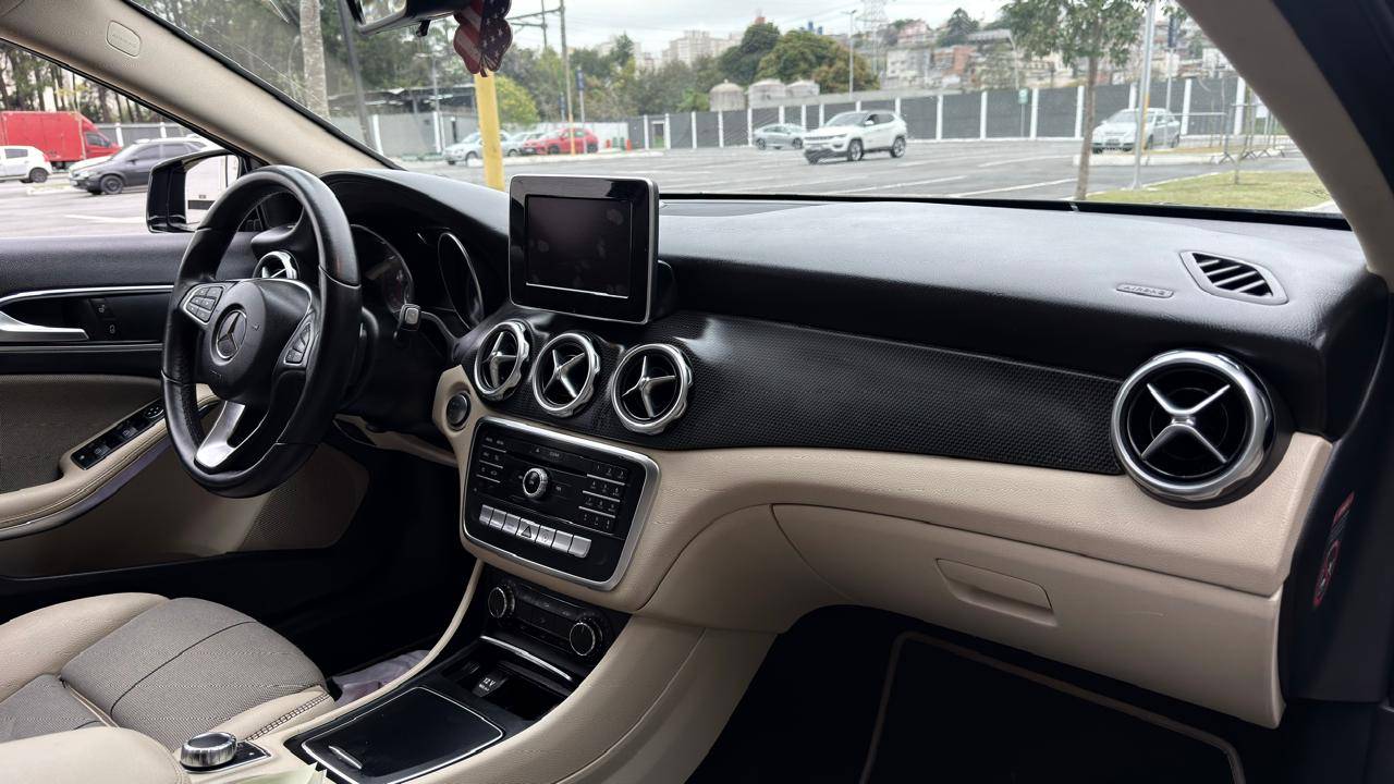 MERCEDES-BENZ GLA 200