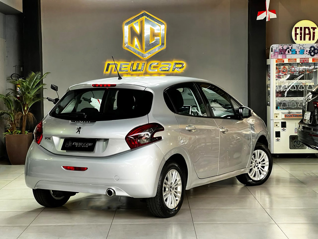 PEUGEOT 208