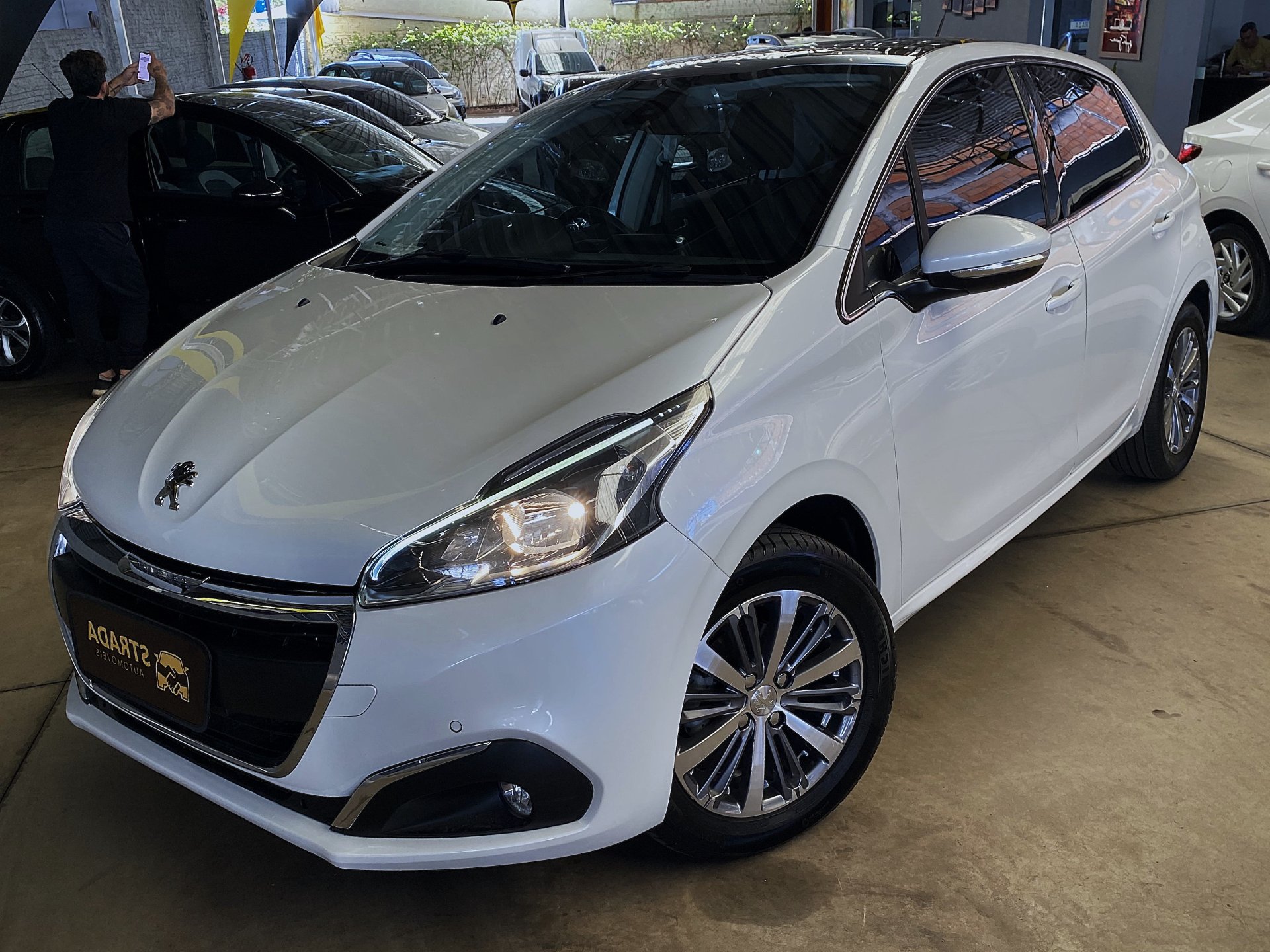 PEUGEOT 208