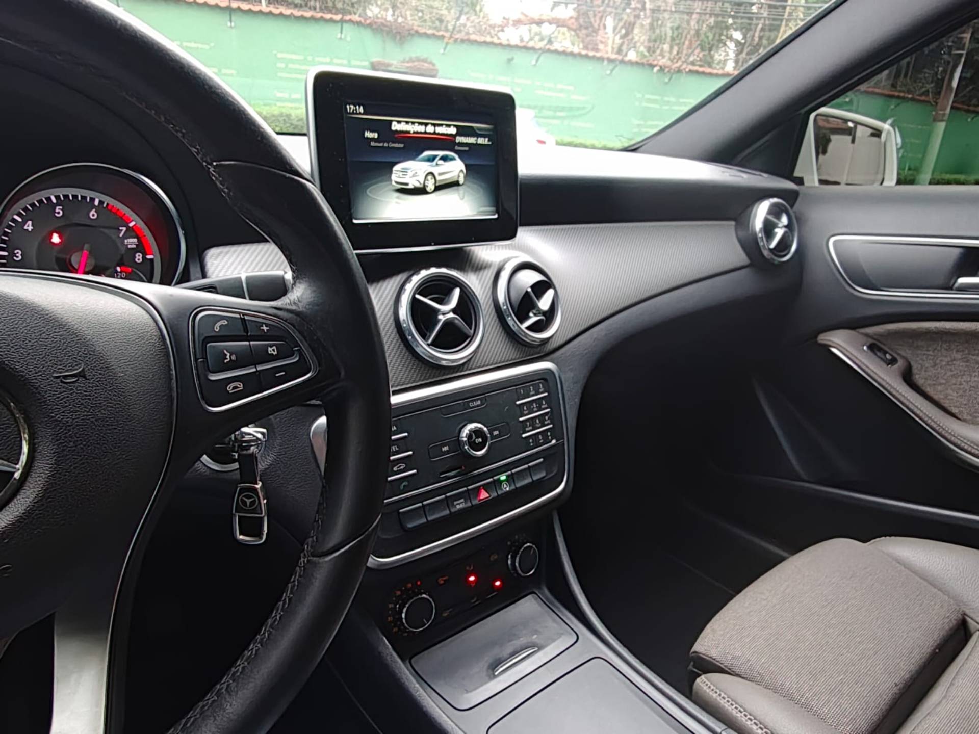 MERCEDES-BENZ GLA 200