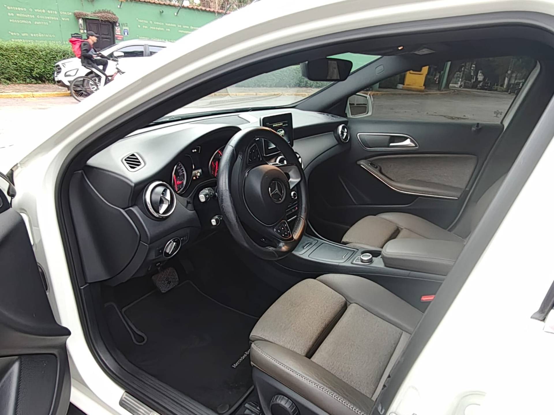MERCEDES-BENZ GLA 200