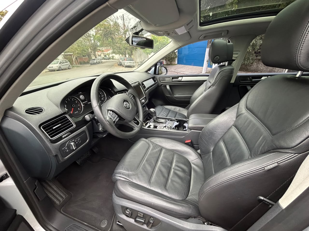 VOLKSWAGEN TOUAREG