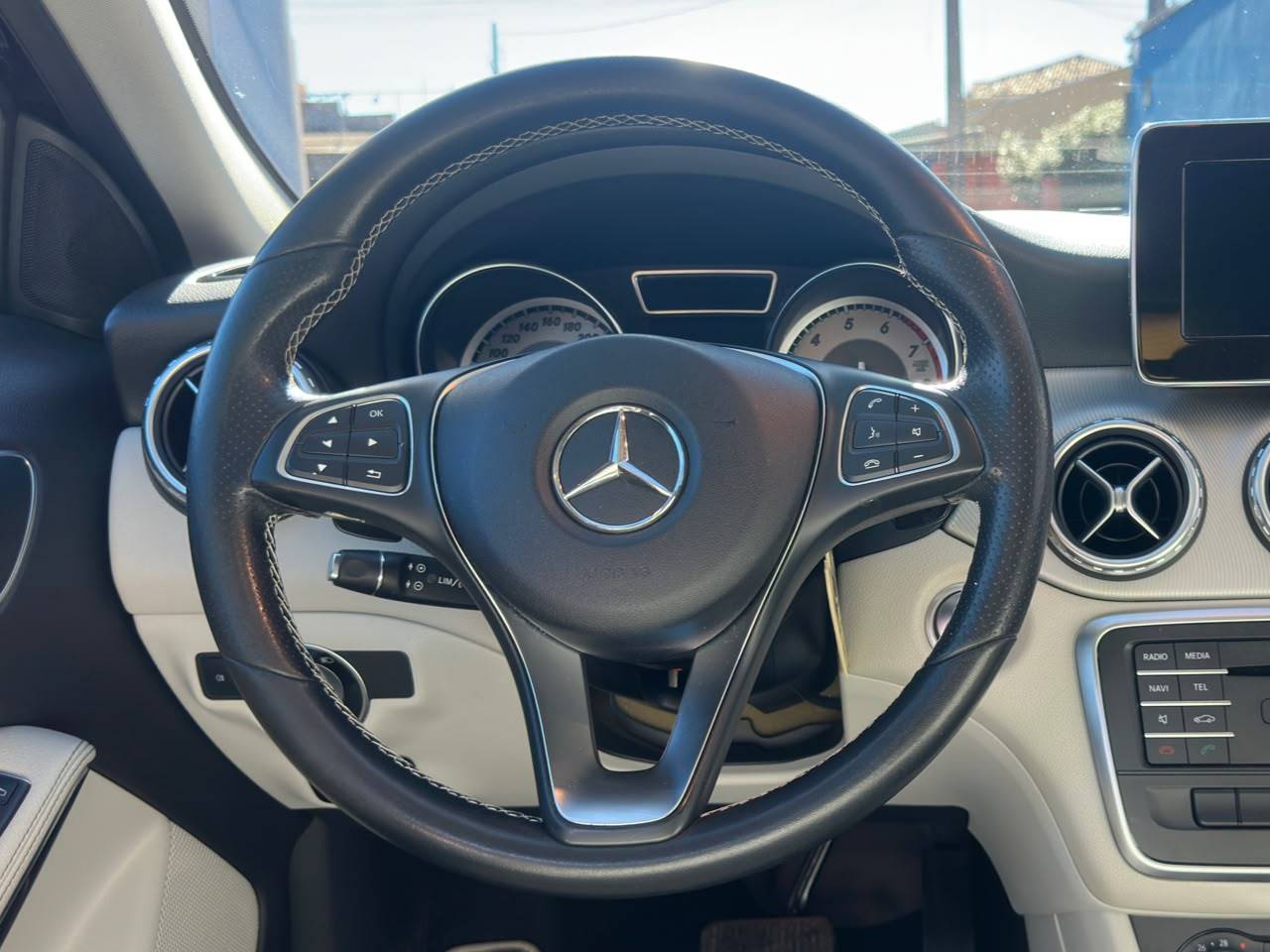 MERCEDES-BENZ GLA 200