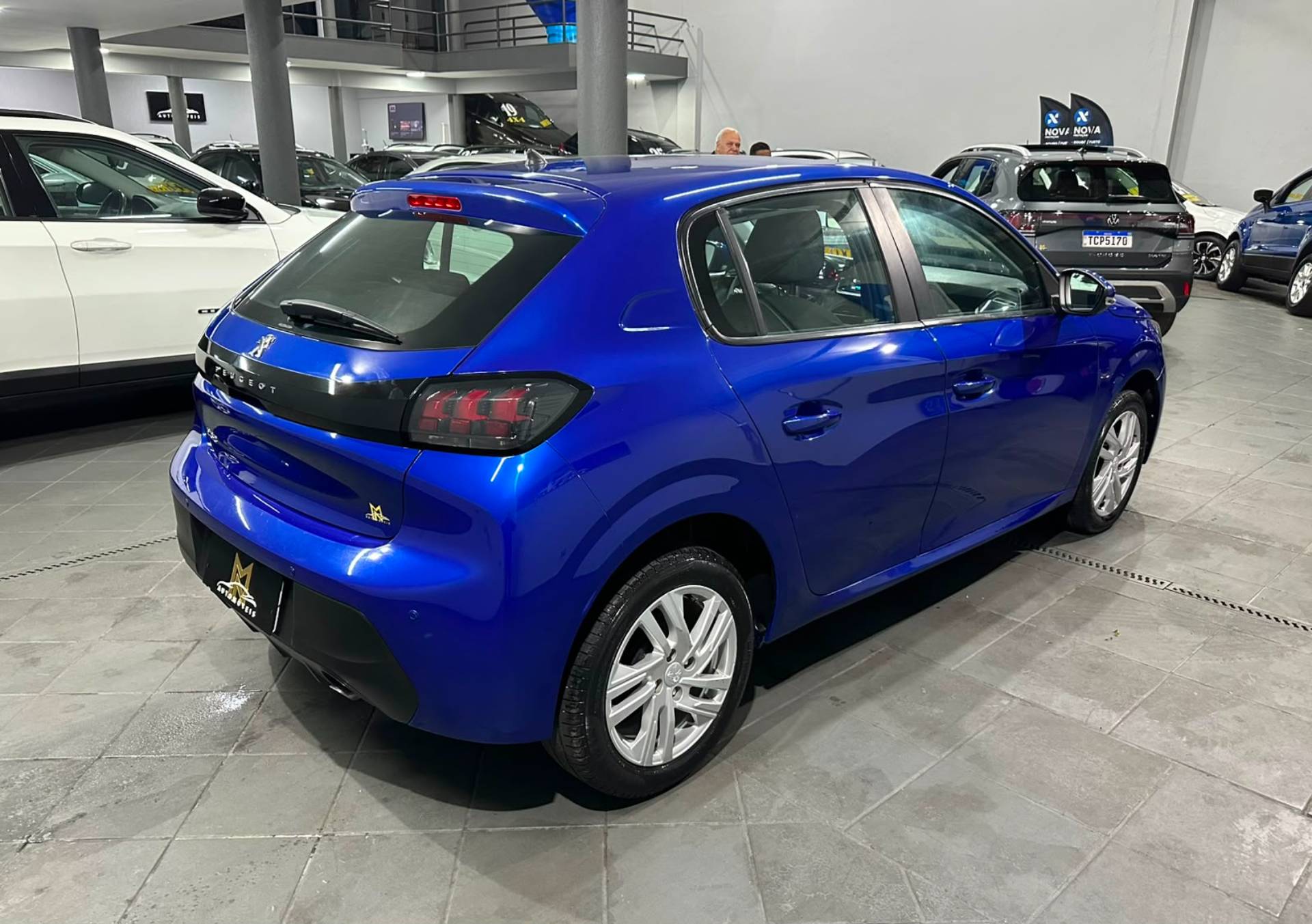 PEUGEOT 208