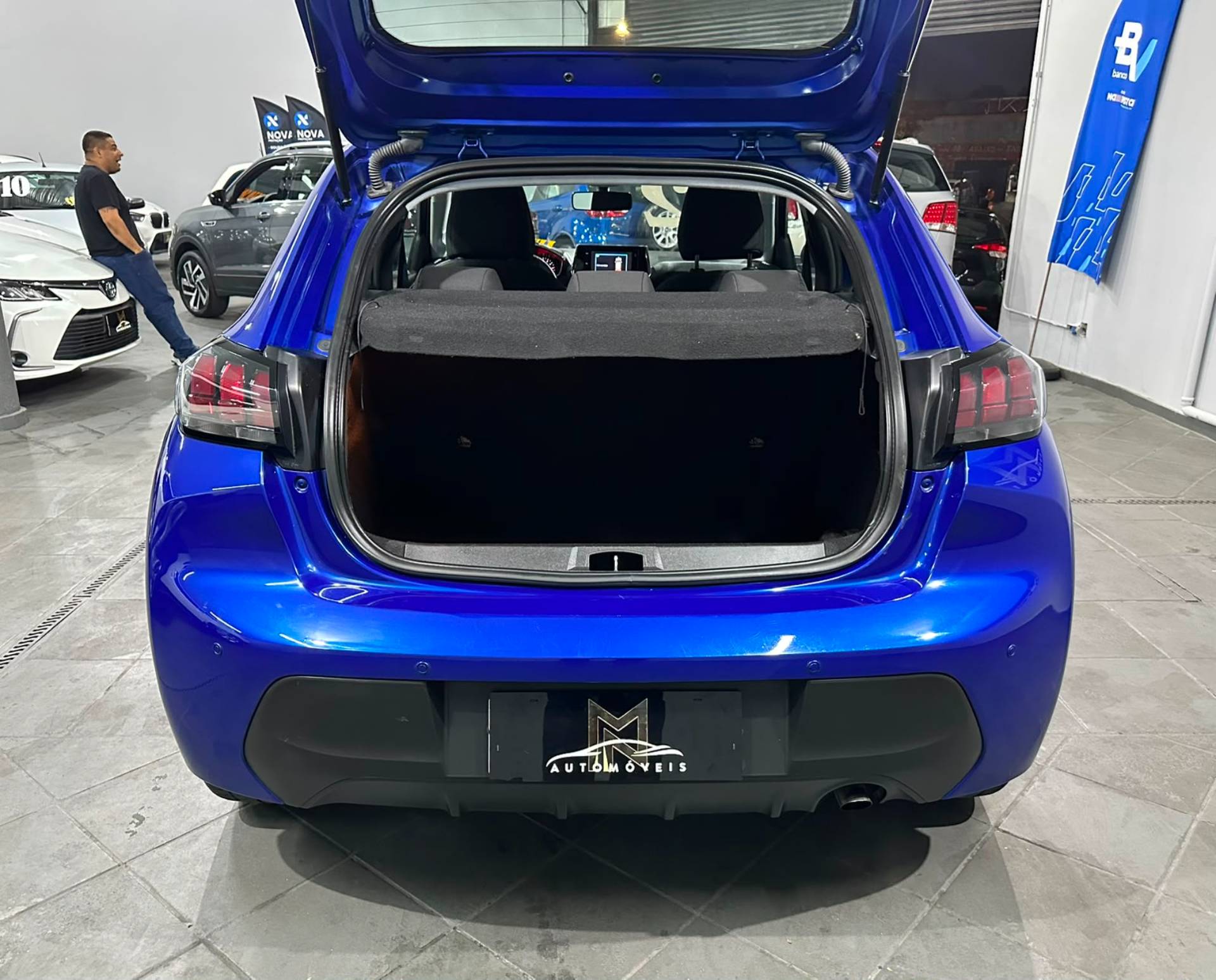 PEUGEOT 208
