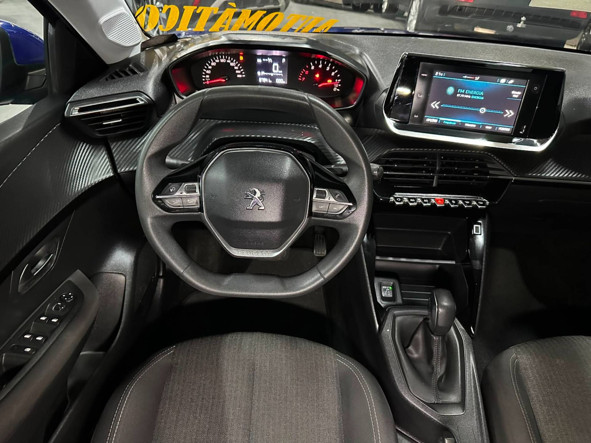 PEUGEOT 208