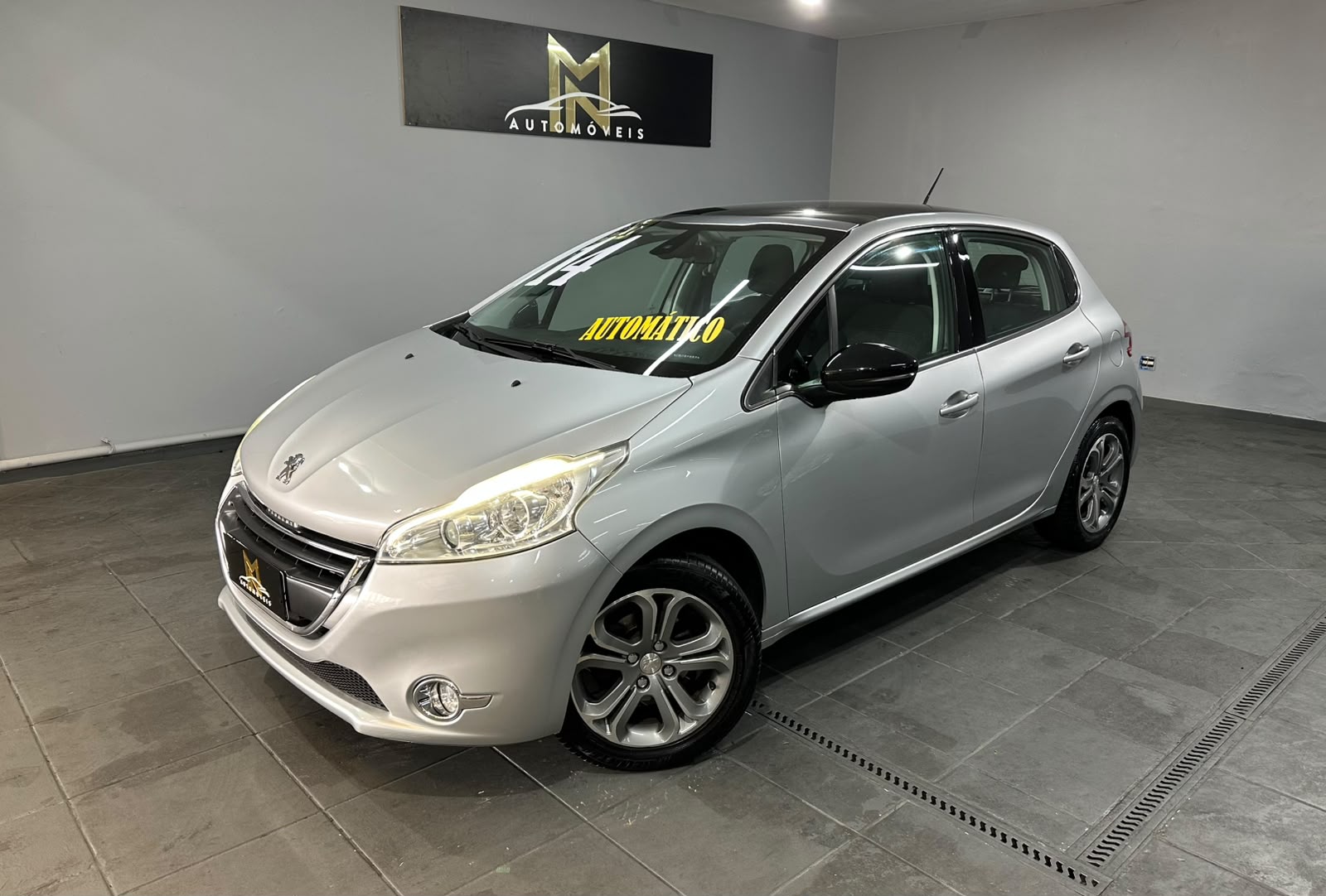 PEUGEOT 208