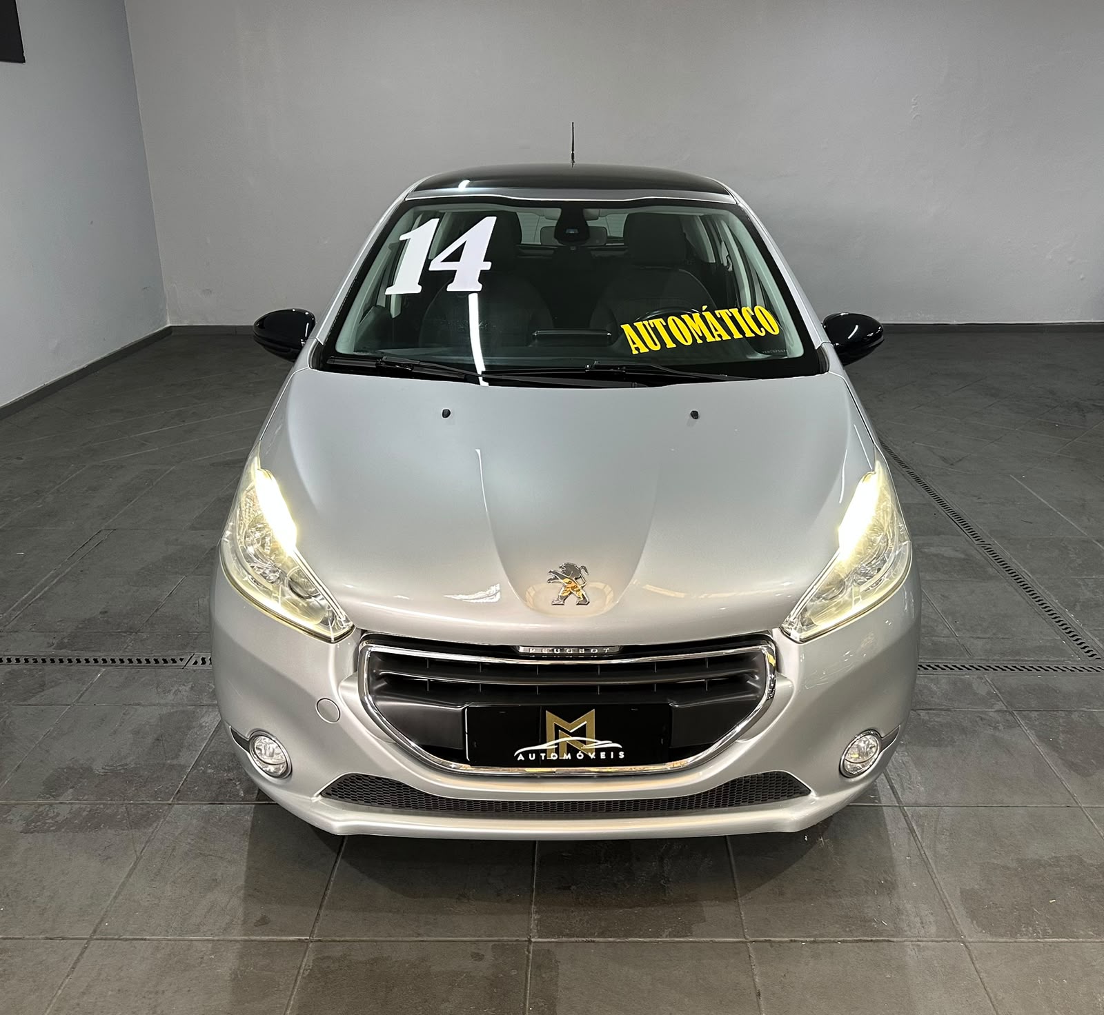 PEUGEOT 208