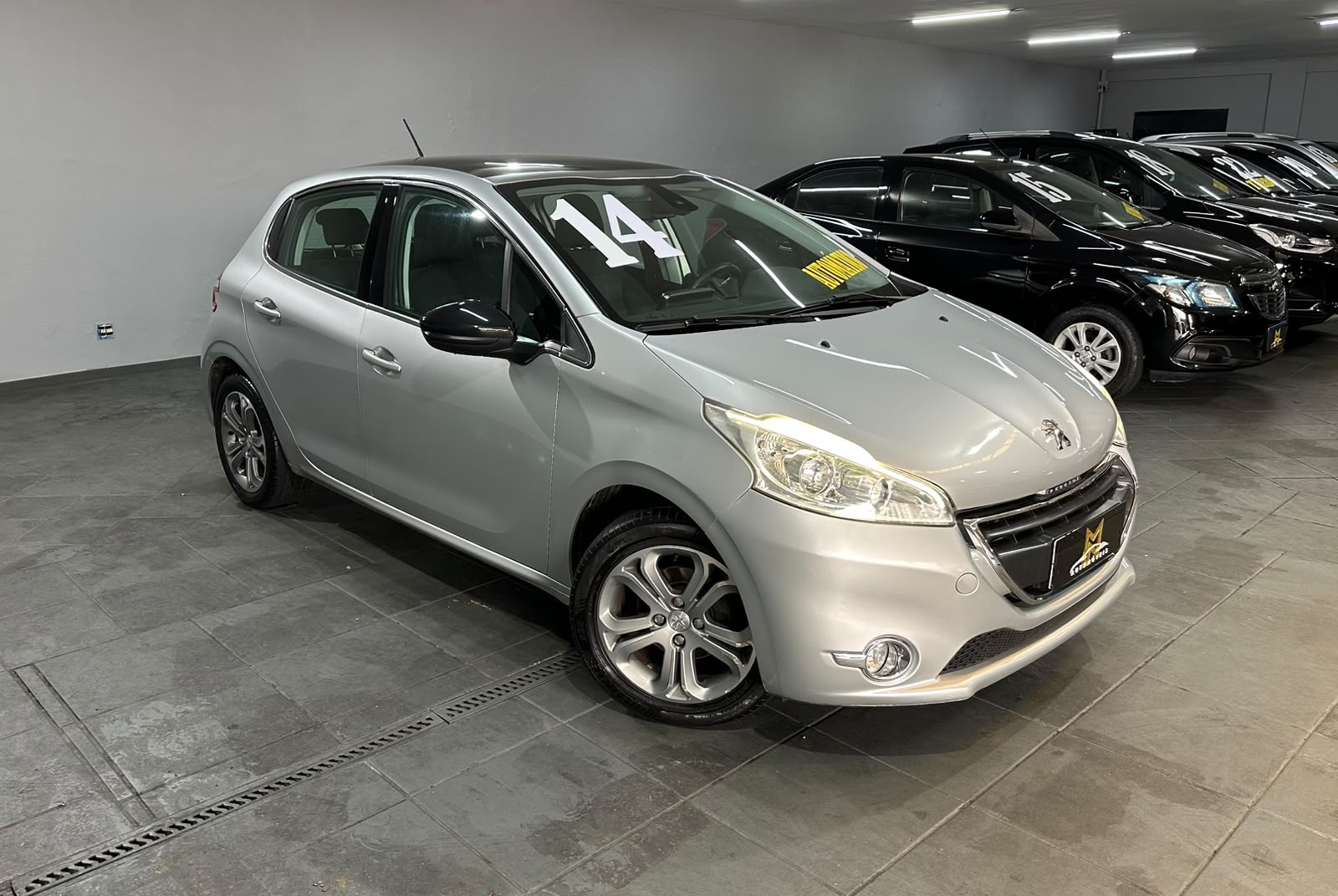 PEUGEOT 208