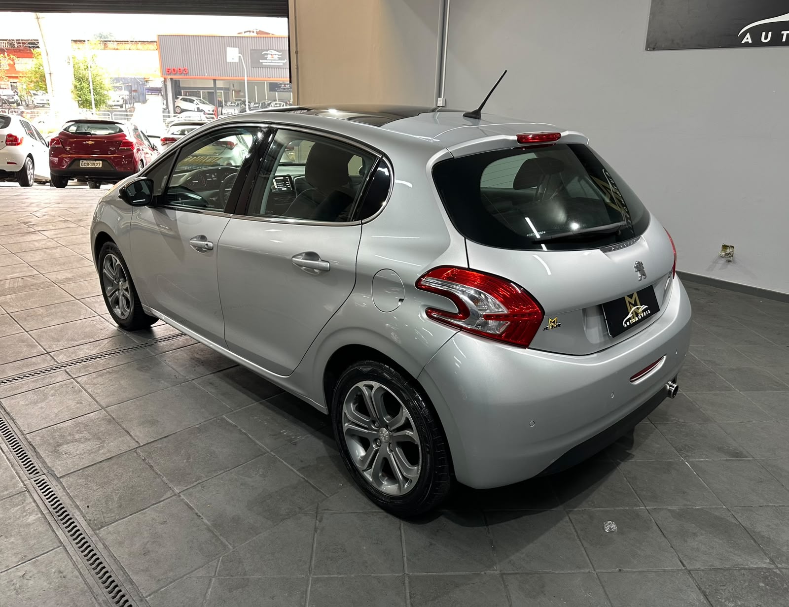 PEUGEOT 208