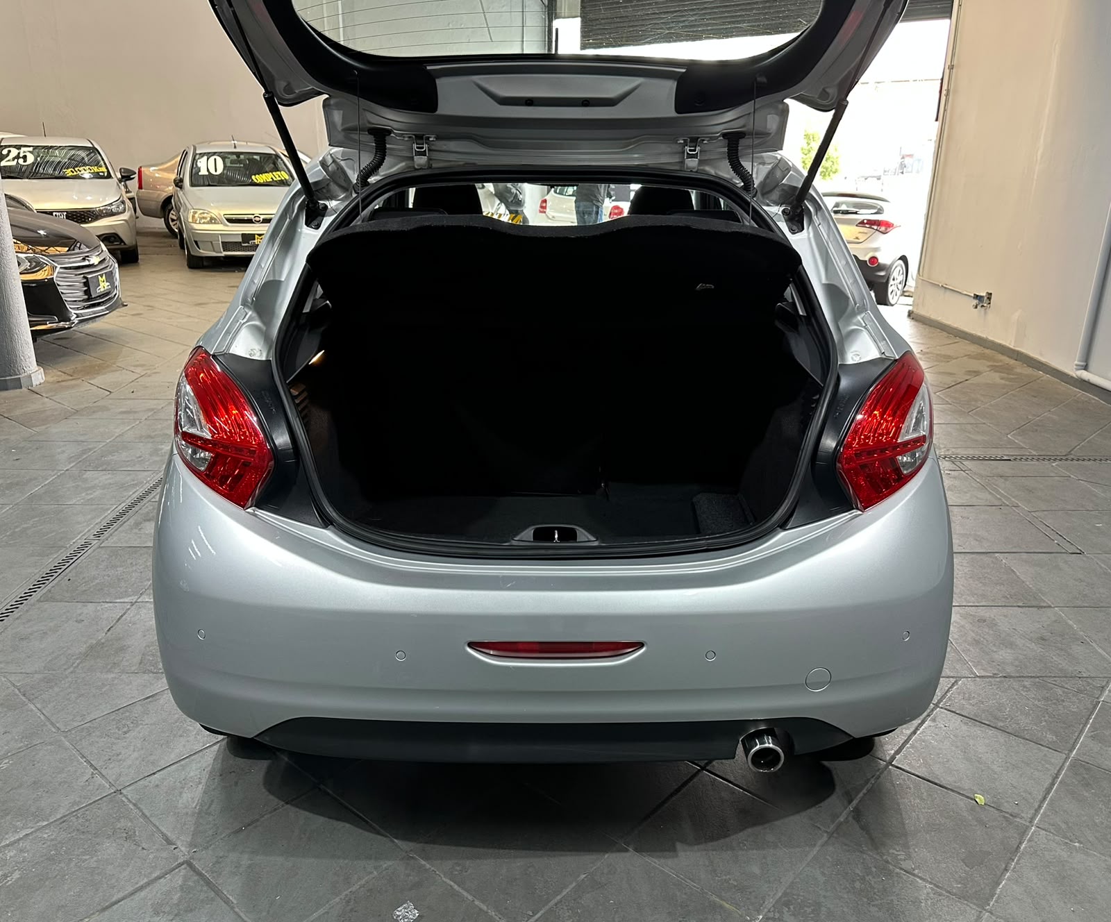 PEUGEOT 208