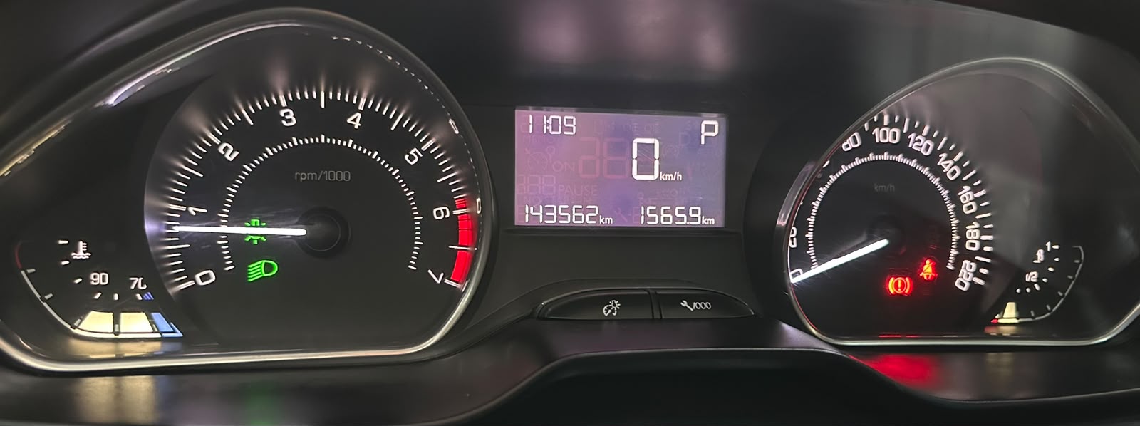 PEUGEOT 208