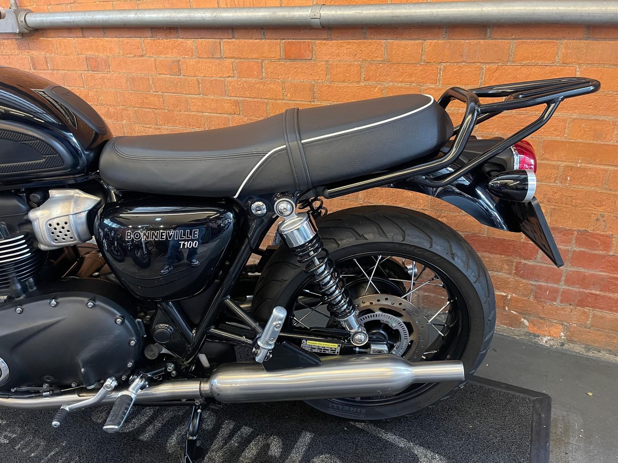 BONNEVILLE T100 BLACK 900 