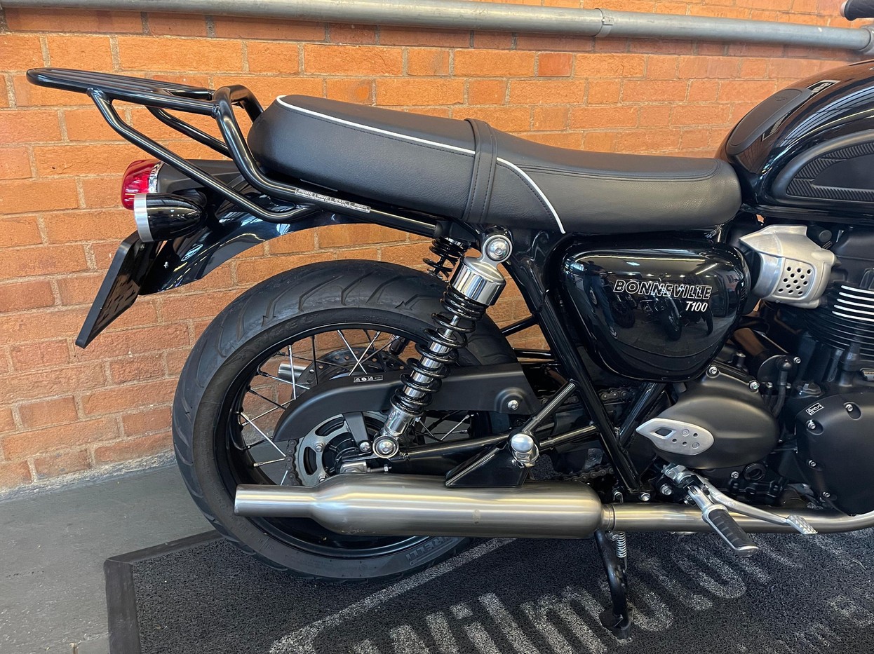 BONNEVILLE T100 BLACK 900 