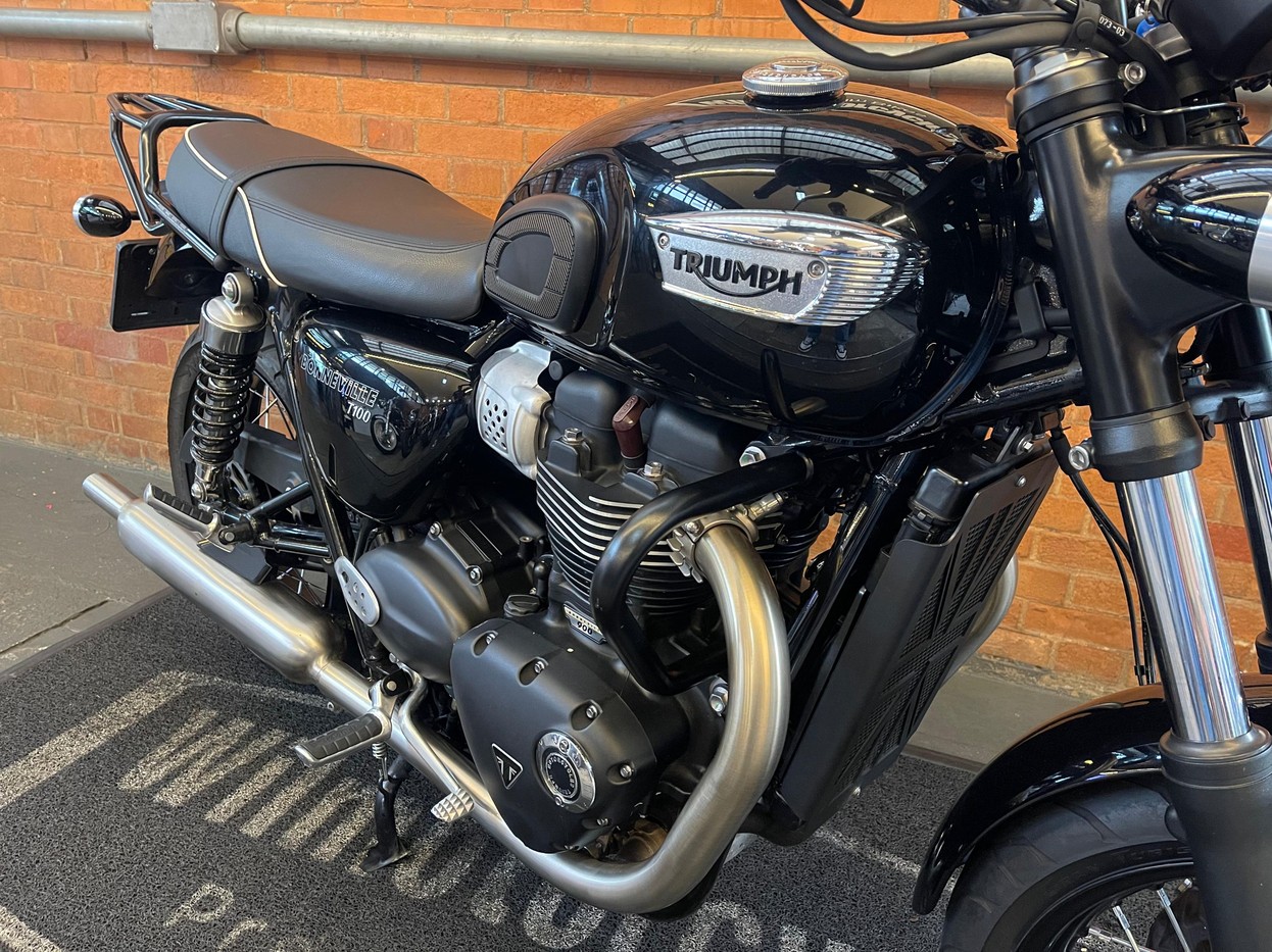 BONNEVILLE T100 BLACK 900 