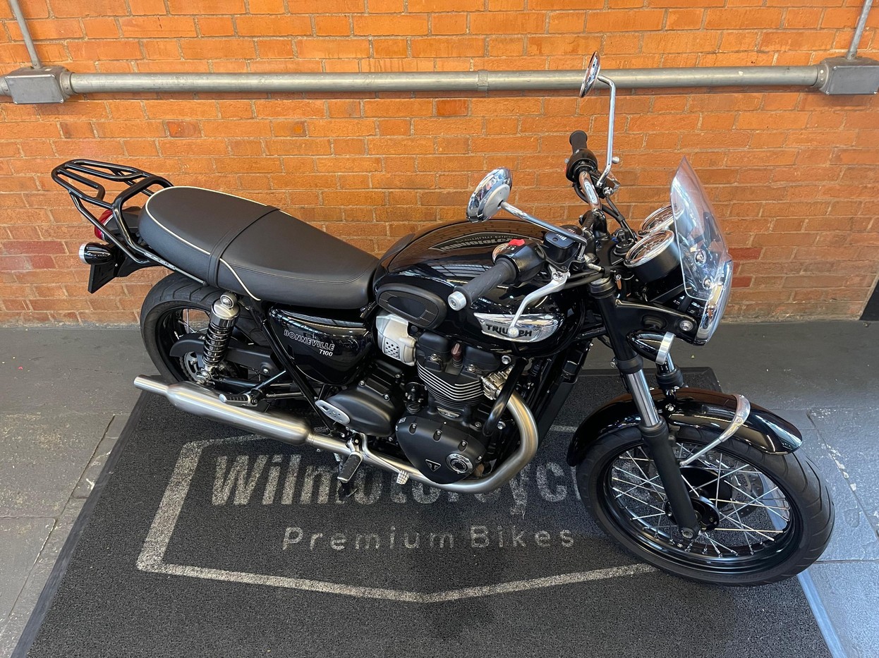 BONNEVILLE T100 BLACK 900 