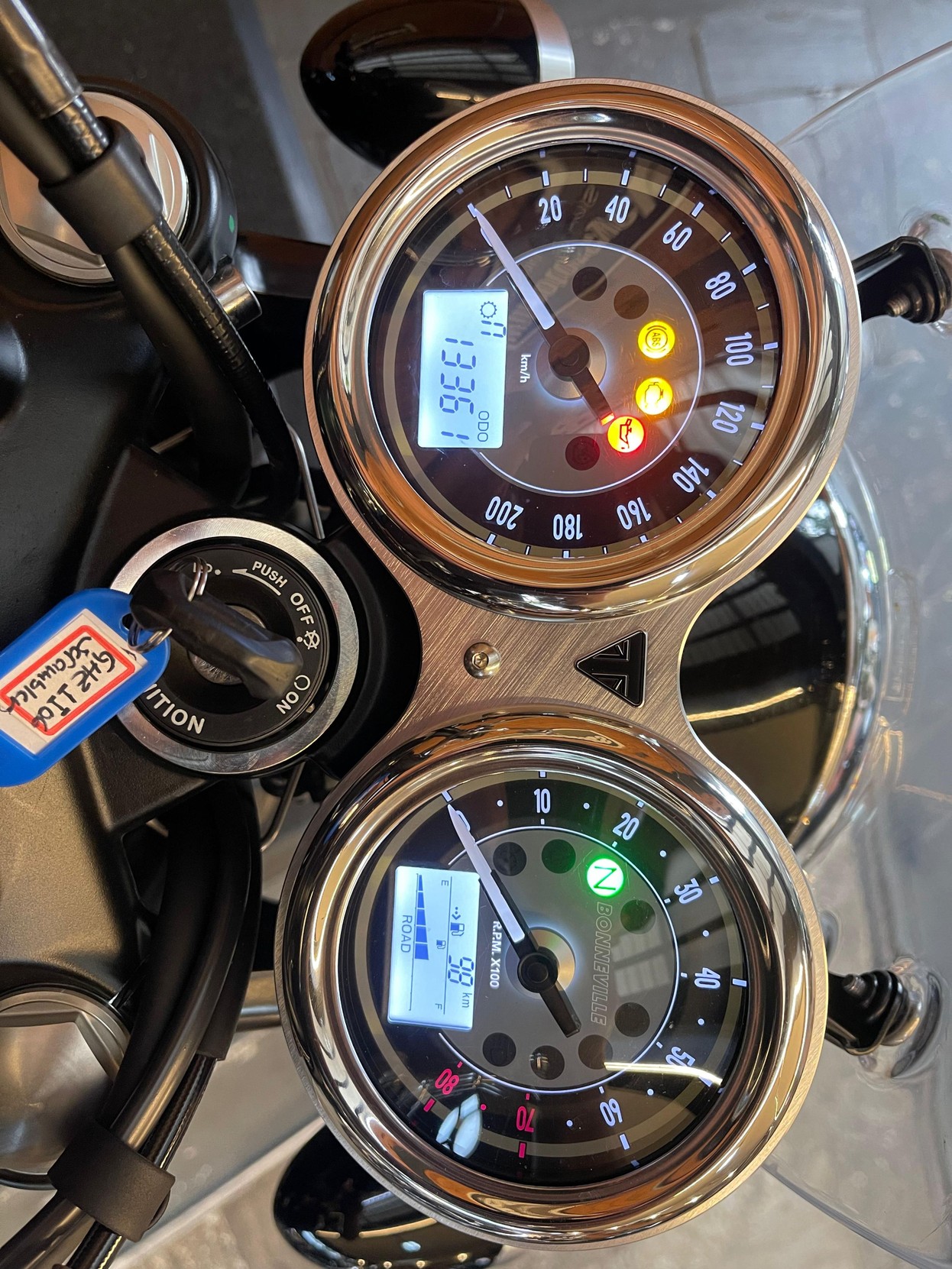 BONNEVILLE T100 BLACK 900 